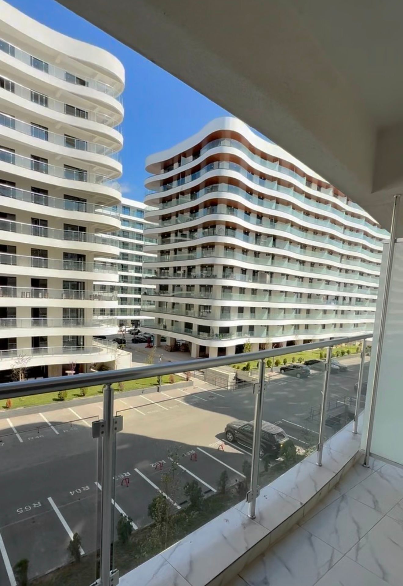 Balcon cu pardoseală de marmură
