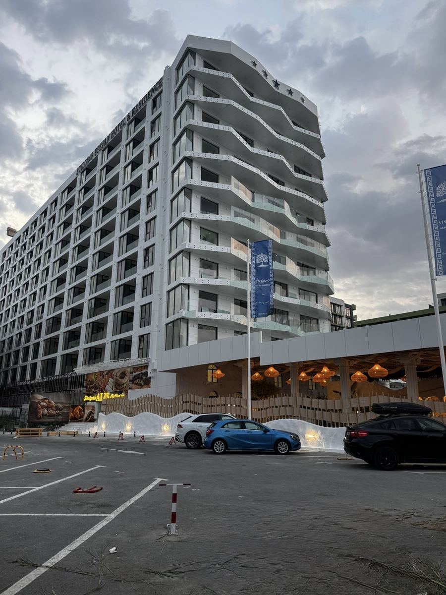 Building Ștefan, fațadă completă cu cele 5 stele, seara