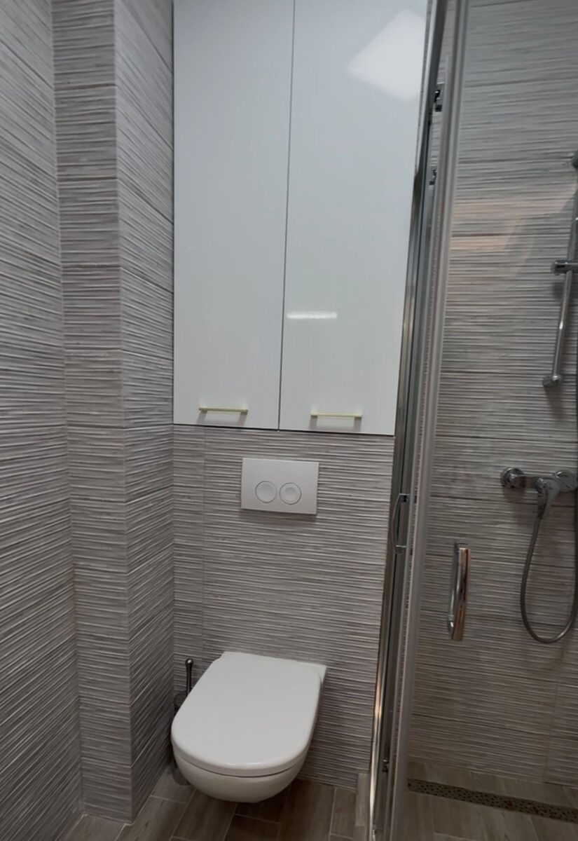 Baie cu cabină de duș