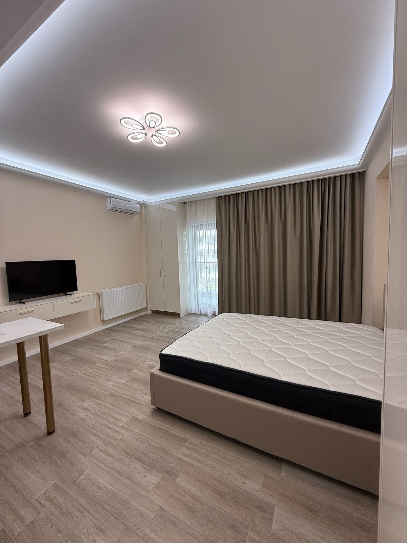 Zona de dormit cu TV și aer condiționat